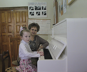 Урок по обучению игре на фортепиано. Преподаватель Вакарчук С.В.